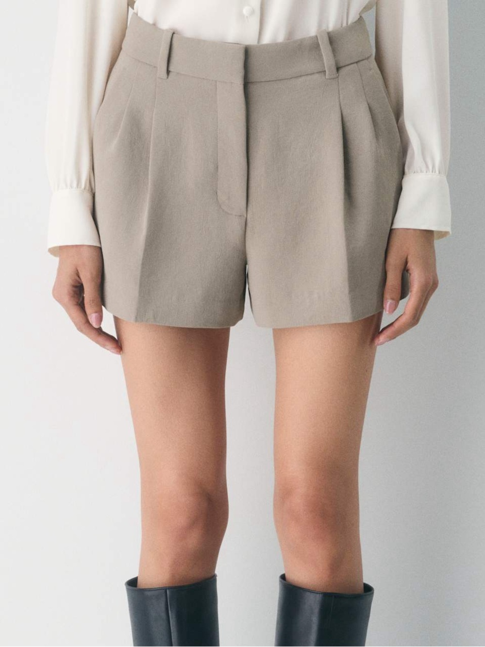 Aritzia Babaton The Effortless Tailored Taupe High-Waist Shorts